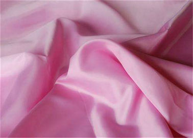 Çin Renkli Düz Polyester Tafta Kumaş 300T 50 * 50D 63 Gsm Rahat Tedarikçi