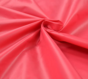 Çin Astar Konfeksiyon Kumaş İçin Kırmızı / Pembe / Sarı Polyester Tafta Kumaş Tedarikçi